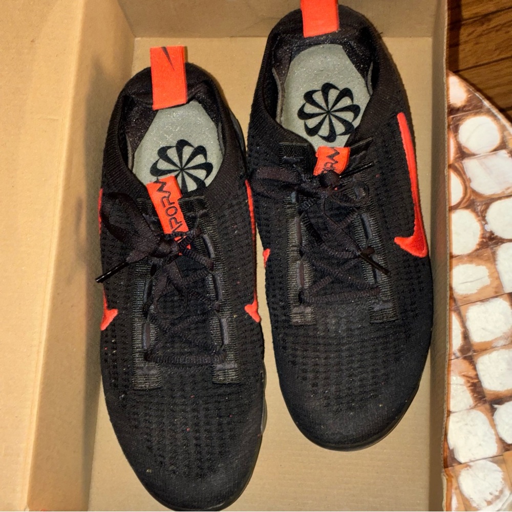 Nike Vapormax rare Black and Red Sneakers with Leopard Print - Picture 3 of 9